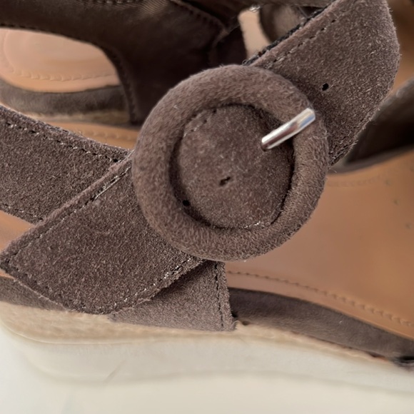 EVOLVE 24/7 Women’s Brown Suede Criss Cross Buckle Wedge Sandal Size 6 - Picture 7 of 12